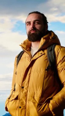 Sırt çantalı dikey Video Gezgini turist kayalara ayak basıyor ve başarıya tırmanmaktan zevk alıyor. Genç adam manzaralı vadi manzarasına, özgürlüğe bakıyor. Kamera B.