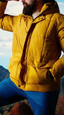 Dikey Video Erkek Kâşif manzaralı bir bakış açısıyla dağların barışçıl güzelliğini takdir ediyor ve başarılı bir tırmanış yapıyor. Trekker yüksek irtifaya, özgürlüğe ve zihinsel açıklığa hayran. Kamera A.