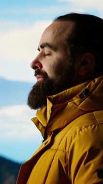 Dikey Video Belirleyen Kâşif sonsuz gökyüzüne ve yükselen zirvelere bakıyor, aşırı yürüyüş faaliyetlerini yansıtıyor ve korkuları yeniyor. Nefes kesici dağ manzarasının tadını çıkarıyor, doğa aşığı. Kamera B.