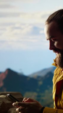 Dikey Video Trekker, yüksek rakımlı hava ve nefes kesen manzaranın farkındalığı teşvik ettiği, kayan telefon uygulamasında sakin bir anın keyfini çıkarıyor. Rahatlama ve kendini geliştirme. Kamera B.