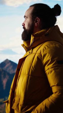 Dikey Video Gezgini nefes kesici dağ manzarasını ve güzel zirveleri, temiz hava ve panoramik gökyüzü ile yüksek irtifa manzarasını alır ve dinlenmek için huzurlu bir ortam yaratır. Öz