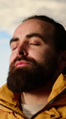Dikey Video Maceracısı, doğanın farkındalığından ve zihinsel berraklığından keyif alarak dağın zirvesinde kararlılık ve dayanıklılık gösteriyor. Huzurlu bir gezgin aşırı yürüyüş yapıyor. Kamera B.