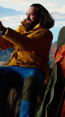 Dikey Video Teknolojisi bağımlısı yürüyüşçü doğanın güzelliğini görmezden gelir ve rüzgarlı bir kamp alanında çalışır. Rüzgardan ve soğuk havadan korunmak için çadırına girer. Teknoloji bağımlılığının tehlikeleri