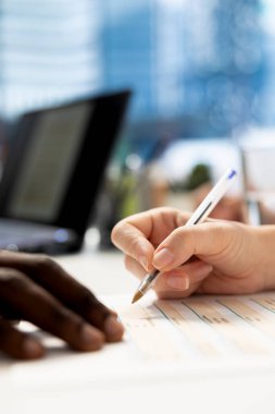 İş başvurusunda bulunduktan sonra HR 'nin profesyonel imzası şirket kültürüne uygun niteliklere sahip. Personel alımcısının maaş paketi ve diğer sosyal yardım dosyalarını imzalamasını kapat