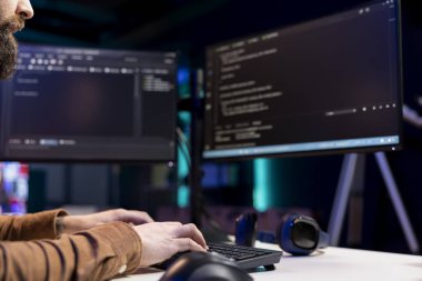 Programcı klavye kullanarak kodlar yazıyor. Şirket verilerini çalmaya çalışan siber suçluların kötü niyetli trafiğini filtreliyor. Çalışan kötü amaçlı yazılım ve sahte saldırıları önlüyor. Yakın çekim.