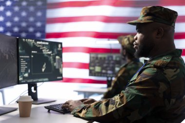 Amerikan askeri devlet sırlarını ve gizli verileri korumaya çalışıyor, yüksek teknoloji biriminde önemli melez savaş bilgilerini koruyor. Ordu yetkilisi hackleme faaliyetlerini denetliyor..