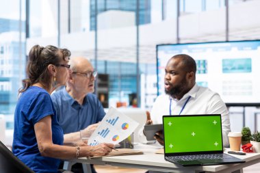 İzole edilmiş maket ekranın yanındaki yaşlılara emeklilik planları sunan bankacı, mükemmel emeklilik planını seçiyor. Kıdemli çift hayat sigortası danışmanına danışıyor..