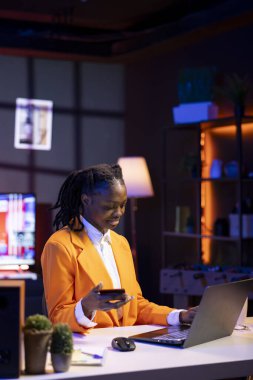 Gen Z genç kadın banka kartı kullanıyor, ödeme metodunu web sitesine ekliyor, satış döneminden zevk alıyor. İnternet alışverişi yapan Afrikalı Amerikalı genç, dizüstü bilgisayarında kredi kartı bilgilerini yazıyor.