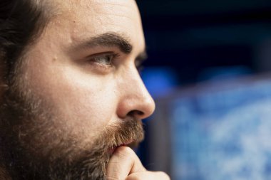 Bulanık arka planda bilgisayar kullanarak yapay zeka sinir ağlarını onarmaya odaklan. Uzaktan kumandalı IT çalışanı yapay zeka sistemlerini kontrol ediyor, yüzünü kapatıyor