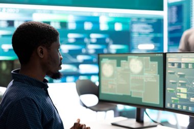 Hükümetin hackleme odasındaki bir grup uzman devlet sırlarını ve veritabanlarını korumanın yollarını araştırıyor. Sayısal güvenlik ve siber terörizmin veya siber suçun önlenmesi.