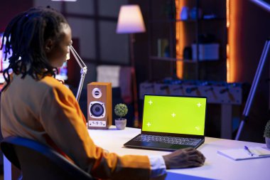 Daire ofisindeki telgraf işçisi satış raporlarını analiz etmek ve iş geliştirmeyi planlamak için bilgisayar kullanıyor. Evde proje araştırması yapan, izole ekran defterine yazan bir kadın.