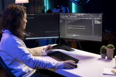 Siber güvenlik uzmanı şirketin güvenlik açığını bulmak ve kötü amaçlı yazılım enfeksiyonlarını önlemek için bilgisayar kullanıyor. Siber saldırıları önlemek için bilgisayar üzerine güçlendirilmiş kod yükleyen teknisyen