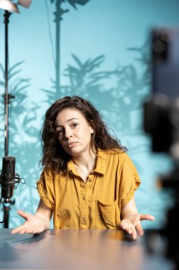 Hayal kırıklığına uğramış aboneler için özür videosu çeken, bahaneler üreten, cep telefonuyla çekim yapan utangaç bir konuşmacı. Utanmış bir kadın davranışları için özür diliyor, cep telefonu kamerasıyla çekim yapıyor.