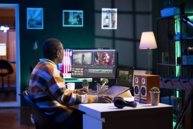 Renk düzeltme çarkı kullanarak ve görsel efektler ekleyerek bir film montajı yaratmak için yaratıcı yazılım üzerinde çalışan video düzenleyici. Erkek yaratıcı, film sonrası prodüksiyon gradyanı, beyaz dengesi.