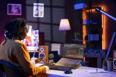 Yazılım geliştiricisi Java programlama dillerini kullanarak daire ofisindeyken laptop ekranına kod yazar. Programcı evden çalışırken veritabanı hatalarını düzeltmeye çalışıyor