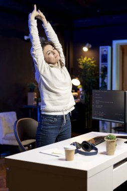 Şirketin güvenlik açıklarını araştırdıktan ve bütün gün kötü amaçlı yazılım enfeksiyonlarını önledikten sonra uzayan bitkin bir siber güvenlik uzmanı. Güçlendirilmiş kod yüklenirken kasları gevşetiyor