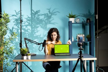 Stüdyodaki kadın sponsordan aldığı krom anahtar dizüstü bilgisayarı inceliyor. Etkilendirici pazarlama yapıyor, cep telefonuyla çekim yapıyor. Tecrit edilmiş ekran defteri reklamı yapan teknoloji uzmanı, akıllı telefonla kayıt yapıyor.