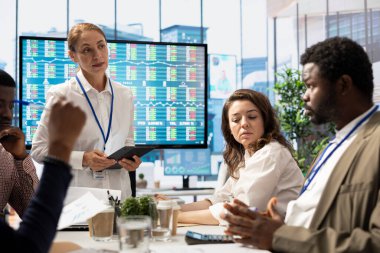 Proje yönetimi görevlerinde işbirliği yapan çeşitli çalışma ekipleri, kaynak tahsisini optimize etmek ve girişim hedeflerini güvence altına almak için akıllı teknoloji ve detaylı analizlerden yararlanmaktadır..