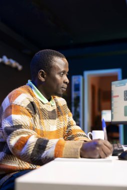 Ekonomi araştırmacısı online bakiyeyi kontrol ediyor, maliyetleri düşürmek ve karı artırmak için çalışıyor. Küresel yatırım fonlarını inceleyen mali danışman, genişleme stratejisi planlıyor.