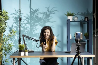 Kadın, erkek arkadaşından gelen romantik mesajlara tepki veren videolar çekiyor, seyircileri eğlendiriyor. Nüfuzlu kişi, evde izleyen genç kızlar için akıllı telefondan sohbeti okumak için sabırsızlanıyor.