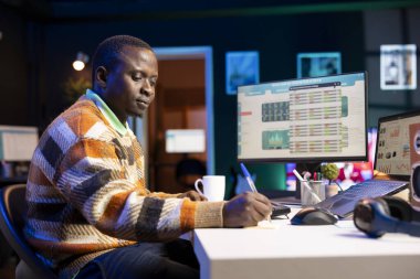 Ekonomi araştırmacısı online bakiyeyi kontrol ediyor, maliyetleri düşürmek ve karı artırmak için çalışıyor. Küresel yatırım fonlarını inceleyen mali danışman, genişleme stratejisi planlıyor.