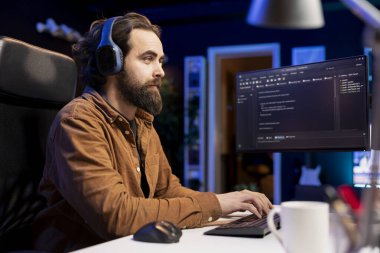 IT geliştiricisinin duyma podcastları yazılımdaki savunmasızlıkları düzeltirken hackerların işletim sistemini tehlikeye atmasına olanak sağlıyor. Siber güvenlik uzmanı güvenlik açığını kapatmak için bilgisayar kullanarak sesli kitaplardan keyif alıyor.