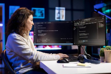 Şirket ağını devre dışı bırakmadan ve bilgisayar kullanılarak beklenmedik sistem arızalarından kurtardıktan sonra neşeli yönetim tatmin oldu. Bilgisayar kullanarak veri güvenliğini artırdıktan sonra memnun olan iyimser bilişim uzmanı