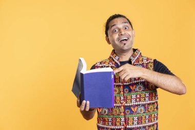 Stüdyonun arka planında izole edilmiş, en sevdiği yazardan iyi bir kitap tavsiye eden aşırı mutlu bir kitap aşığı. Coşkulu insan romanını destekliyor, heyecan verici yazı stilini takdir ediyor.