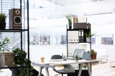 Bütçe tahmini ve finansal analiz amacıyla kullanılan boş finans bürosu. Parlak modern şirket çalışma alanı içinde kimse yok ve masalarda aygıtlar açık bırakılmış