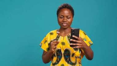 Dost canlısı olumlu bir kadın internet üzerinden akıllı telefonuyla konuşur, webcam 'e el sallar ve stüdyodaki arkadaşlarıyla sohbet eder. Gülümseyen tatlı kız video konferansında gündelik bir konuşma yapıyor. Kamera A.