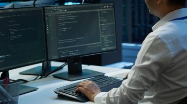 Veri merkezini denetleyen mühendis, sistemin tüm ağ görevlerini yerine getirdiğinden emin olmak için rutin geliştirmeler ve güncellemeler yapıyor. Sunucu odası çalışanı ağ trafiğini ve etkinliğini izliyor, kamera A