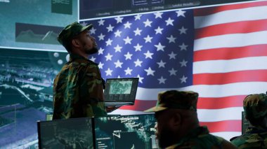 Amerikan askeri devlet sırlarını ve gizli verileri koruyor, yüksek teknoloji biriminde önemli melez savaş bilgilerini koruyor. Askeri görevli hackleme faaliyetlerini denetliyor. Kamera A.