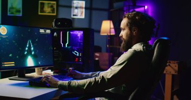 Eve neon ışıklı daireye geldikten sonra bilgisayar oyunu oynamak için bilgisayarı çalıştıran ve online arkadaşlarıyla eğlenmeye hazır bir adam. Oyuncu oyun sandalyesine oturur, takım arkadaşlarına katılır.