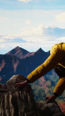 Dikey Görüntü Maceracısı kendini rüzgarın merhametine kalmış dengeyi sağlamaya çabalarken bir dağın tepesinden düşerken buluyor. Soğuk hava, hazırlıksız yürüyüş yapanlar için affedici değil. Kamera A.