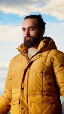 Dikey video, sakin doğa aşığını memnun eder dağ sırasının tepesinde meditasyon yapar, meditasyon yapar ve zihinsel berraklık ve refah için derin nefesler alır. Huzurlu zen yürüyüşçüsü tırmanmayı sever