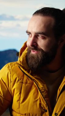 Dikey Video Tatminkar Maceracı bir dağın zirvesinde kişisel başarısını kutluyor, nefes alıyor ve manzaranın en tepesinden keyif alıyor. Macera ve açık hava keşfi için motivasyon. Kamera A.