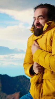 Dikey Video Genç Gezgini, dağın tepesinde soğuk hava ve rüzgarla uğraşan, kişisel başarısıyla gurur duyan bir yürüyüşçü. Doğa aşığı kötü hava koşulları nedeniyle tırmanmaya çalışır. Kamera A.