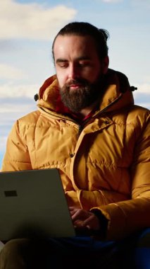 Dikey Video İşkolik kâşifi her zaman kesintisiz çalışmaya bağlanır ve bağımlıdır. Dağın tepesinde dizüstü bilgisayarını açar. İnternet bağımlısı genç yürüyüşçü güçlü sinyallerden hoşlanıyor. Kamera B.