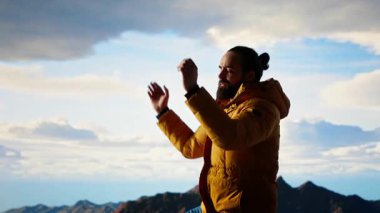 Muzaffer maceracı dağın tepesinde kutluyor ve huzur dolu yalnızlığı ve nefes kesici manzaraları kucaklayarak dans ediyor. Doğa aşığı görkemli vahşi doğayı ve hırsı sever. Kamera B.