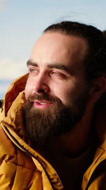 Dikey Video Trekker nefes kesen bir dağ sırasının tepesine tırmanıyor ve dinlenirken nefes kesen manzarada sırılsıklam oluyor. Bir doğa aşığı olarak kişisel başarısıyla gurur duyuyor. Kamera B.