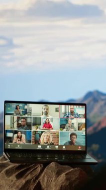 İnternet üzerinden iş arkadaşlarıyla buluşan Dikey Video İşkolik kâşif, dağın tepesinde yüksek hızlı bir internet sinyalinin keyfini çıkarıyor. Bağımlılığı olan genç bir yürüyüşçü CEO. Kamera B.