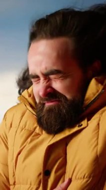 Dikey Video Genç Gezgini dağın tepesinde soğuk rüzgarlarla boğuşuyor ve yürüyüş faaliyetleriyle gurur duyuyor. Hırslı maceraperest başarılı bir şekilde dağ sırasına tırmanıyor. Kamera.