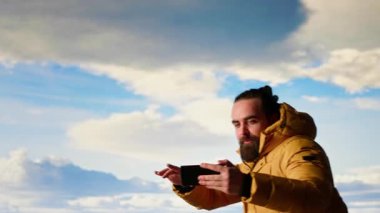 Pervasız maceracı bir resim çekmek için dengesini kaybediyor ve bir uçurumdan telefon düşürüyor, yüksek irtifa dağ sırasından düşüyor. Aptal yürüyüşçü bir manzaranın fotoğraflarını çekmeye çalışır. Kamera B.