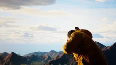 Dikkatsiz yürüyüşçü dağın tepesinde bir telefon görüşmesi yapmaya çalışır ve bir uçurumdan düşerek kazaya neden olur. Teknolojiye olan takıntısı ve her zaman bağlı kalması yüzünden. Kamera B.