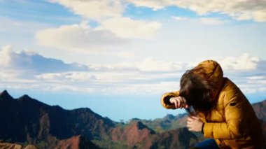 Sakar gezgin, dik bir dağın zirvesinde dengesini kaybediyor. Güçlü rüzgarlar onu rotasından saptırıyor ve keşif gezisinde donanımsız oluyor. Soğuk hava için hazırlıksız yürüyüşçü. Kamera B.