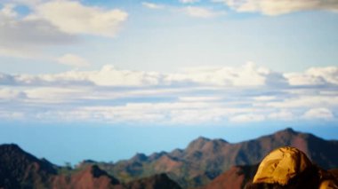 Yürüyüşçü, dağ rüzgarlarının ve kayaların üzerinde kaymanın gücünü hafife alıyor. Bir kazaya neden oluyor ve hayatını riske atıyor. Hazırlıksız dağcı dağın tepesinden düşüp dengesini kaybediyor. Kamera B.