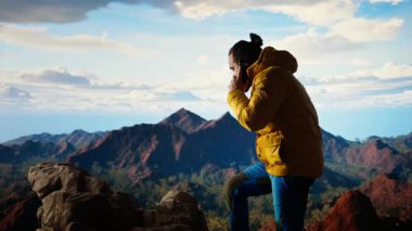Dikkatsiz yürüyüşçü dağın tepesinde bir telefon görüşmesi yapmaya çalışır ve bir uçurumdan düşerek kazaya neden olur. Teknolojiye olan takıntısı ve her zaman bağlı kalması yüzünden. Kamera A.