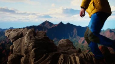 Genç gezgin, yüksek dağ zirveleri ve açık gökyüzü ile çevrili destansı manzarası ile vahşi doğada huzurlu bir anın tadını çıkarıyor. Yüksek irtifada maceraperest, korkuları yeniyor. Kamera A.