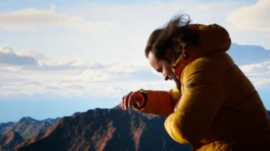 Yürüyüşçü güçlü rüzgarlarla savaşıyor ve soğuk hava dağın tepesindeki bir uçurumdan yuvarlanıyor. Yürüyüş için tehlikeli bir yer. Hazırlıksız maceraperest, aptal ve uçuk kaçık. Kamera B.