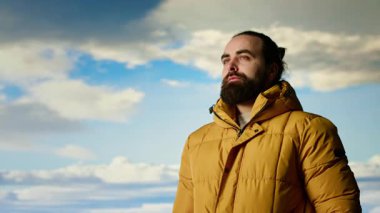 Kaşif bir dağın zirvesinde duruyor ve temiz havayı ve panoramik manzarayı seyrediyor. Yürüyüşçü engebeli tepelerin, engin gökyüzünün, maceranın ve manzaranın çarpıcı manzarasına hayran. Kamera B.